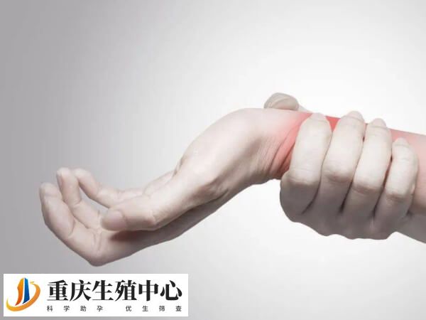 手麻可能是对降调药物不耐受导致的
